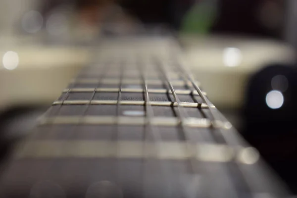 Uma Foto Pescoço Guitarra Com Cordas Uma Textura Madeira Material — Fotografia de Stock