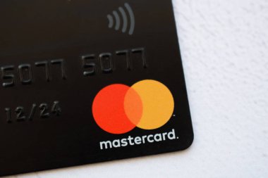 Mastercard kredi kartı beyaz arka plan üzerinde izole kapatın. MasterCard dünyanın en büyük kredi kartı şirketleri biridir