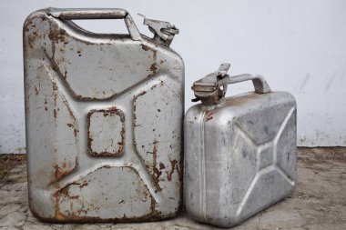 Benzin veya dizel ile üç gri kutu