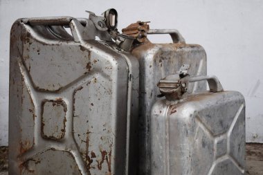 Benzin benzinli veya dizel, metal varil ile üç gri kutu