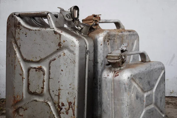 Benzin benzinli veya dizel, metal varil ile üç gri kutu