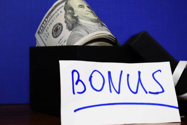 Paket hediye kutusu üzerinde mavi arka plan izole dolar