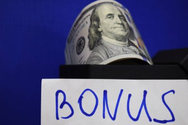 Paket hediye kutusu üzerinde mavi arka plan izole dolar