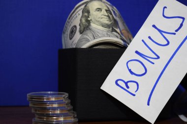 Paket hediye kutusu üzerinde mavi arka plan izole dolar