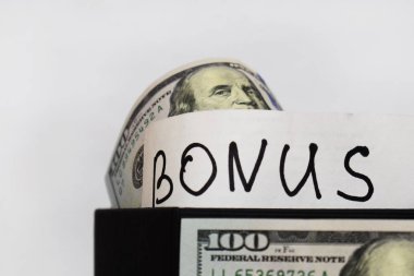 Bonus, hediye paketi ile dolar masanın üstüne beyaz bir arka plan üzerinde yazıt