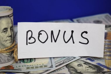 100 dolar faturaları bir boru içine bükülmüş ve dize ile bağlı. Bonus kavramı.