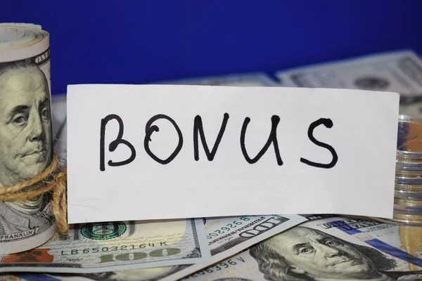 100 dolar faturaları bir boru içine bükülmüş ve dize ile bağlı. Bonus kavramı.