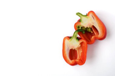 Kırmızı tatlı biber yarım uzunlamasına bölümün üzerinde beyaz arka plan izole içine kesilmiş