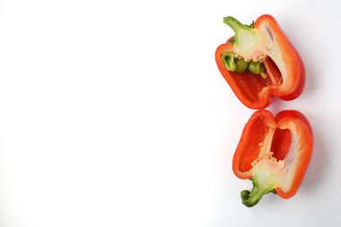 İki parlak kırmızı ham yarısı yeşil kuyruk Bulgar tatlı biber beyaz arka plan üzerinde izole ile yıkanmış