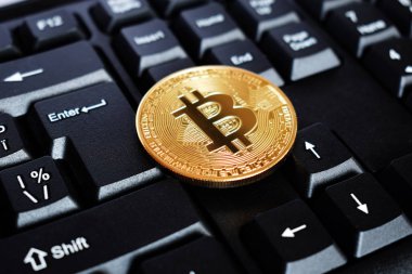 Arka plan, elektronik sanal para ve araştırma cryptocurrency kavramı sembolü bilgsayar klavye üzerinde Bitcoin. Klavye üzerinde para Kripto Döviz Alım bitcoin yalan.