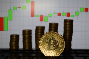 Forex grafik zemin üzerine altın Bitcoins merdiven ile finansal büyüme kavramı. Sanal para