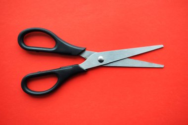 İleti örneği makas kırmızı bir arka plan üzerinde plastik kulplu