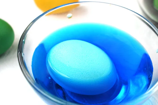 Huevo azul en un vaso con pintura azul. Huevo de Pascua pintura —  Fotos de Stock