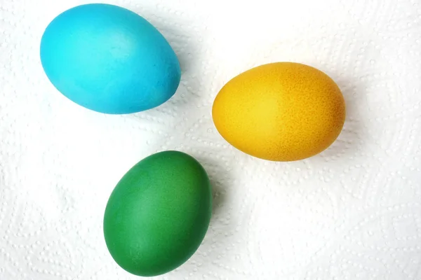 Groene, blauwe en gele ei. Paaseieren op een witte achtergrond. — Stockfoto