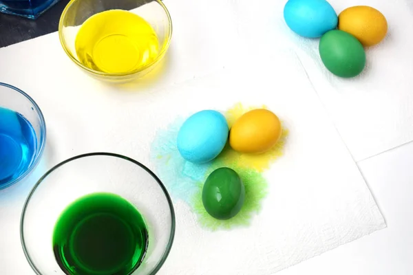 Huevo verde, azul y amarillo. Huevos de Pascua. Vacaciones de primavera. Pintura de huevos . —  Fotos de Stock