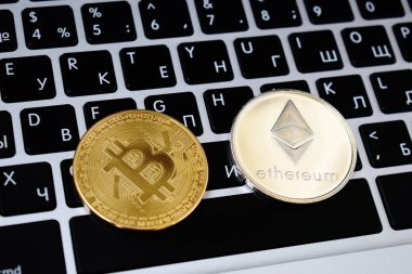 Sanal Ethereum ve Bitcoin sikke para Finans para üstünde bilgisayar dizüstü klavye. İş, ticaret, Döviz.