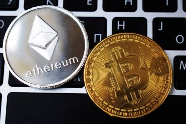 Sanal Ethereum ve Bitcoin sikke para Finans para üstünde bilgisayar dizüstü klavye. İş, ticaret, Döviz.