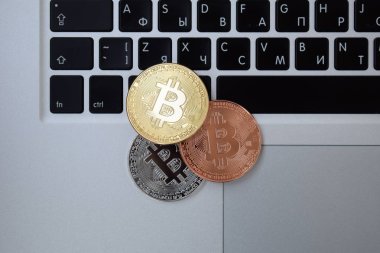 Altın Paritesi bitcoin klavye dizüstü bilgisayar, elektronik Finans kavramı üzerinde para birimi. Bitcoin paralar. İş, ticaret, Döviz.