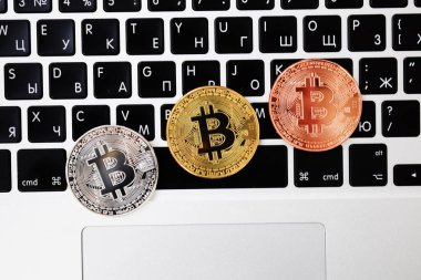 Altın Paritesi bitcoin klavye dizüstü bilgisayar, elektronik Finans kavramı üzerinde para birimi. Bitcoin paralar. İş, ticaret, Döviz.