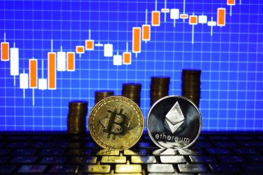 Finansal büyüme kavramı ile altın Bitcoins Ethereum merdiven forex grafik arka plan üzerinde gümüş. Sanal para
