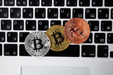 Altın Paritesi bitcoin klavye dizüstü bilgisayar, elektronik Finans kavramı üzerinde para birimi. Bitcoin paralar. İş, ticaret, Döviz.