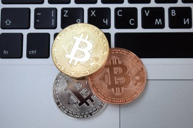 Altın Paritesi bitcoin klavye dizüstü bilgisayar, elektronik Finans kavramı üzerinde para birimi. Bitcoin paralar. İş, ticaret, Döviz.