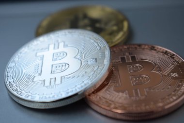 Üç altın, gümüş, bronz Bitcoin lira. İş, ticaret, Döviz.