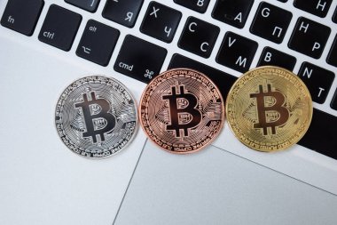Altın Paritesi bitcoin klavye dizüstü bilgisayar, elektronik Finans kavramı üzerinde para birimi. Bitcoin paralar. İş, ticaret, Döviz.
