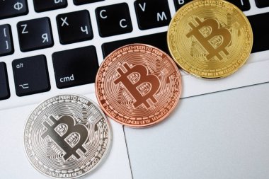 Altın Paritesi bitcoin klavye dizüstü bilgisayar, elektronik Finans kavramı üzerinde para birimi. Bitcoin paralar. İş, ticaret, Döviz.