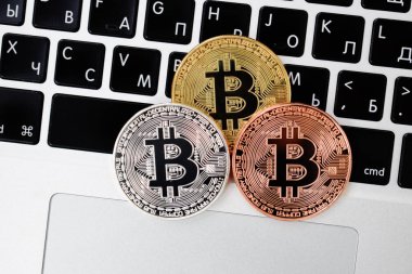 Altın Paritesi bitcoin klavye dizüstü bilgisayar, elektronik Finans kavramı üzerinde para birimi. Bitcoin paralar. İş, ticaret, Döviz.