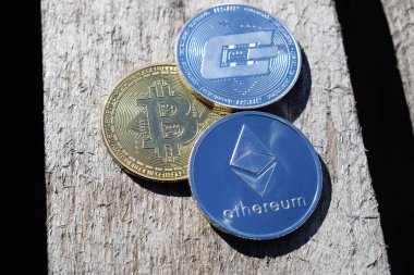 Bitcoin, Ethereum, çizgi ayrılmış arka plan üzerinde