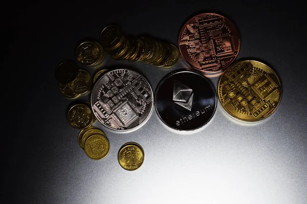 灰色の暗い背景に Cryptocurrency コイン Ethereum とビットコイン — ストック写真