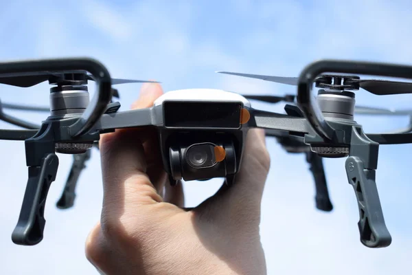 Drone nelle mani della persona. Nuove tecnologie nel servizio fotografico aeronautico . — Foto Stock