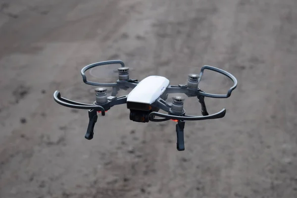 Drone in volo, nuova tecnologia nel servizio fotografico aeronautico . — Foto Stock