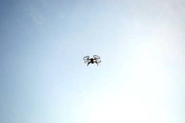 Hava uçuş gökyüzüne karşı hava fotoğrafçılığı yeni teknolojileri.