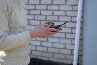 Erkek elinde uzaktan kumanda. Verici holding ve bazı araç pilot adam. Dron, rc araba veya çalışan helikopter. Eğlence, hobi, eğlence kavramının.