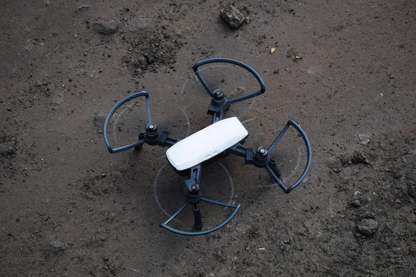 Dron přistál na zemi, nové technologie, nová zábava pro člověka — Stock fotografie