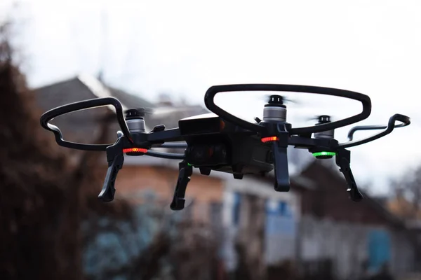Dron v letu, nové technologie v aero focení. — Stock fotografie