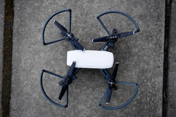 Dron přistál na zemi, nové technologie, nová zábava pro člověka — Stock fotografie