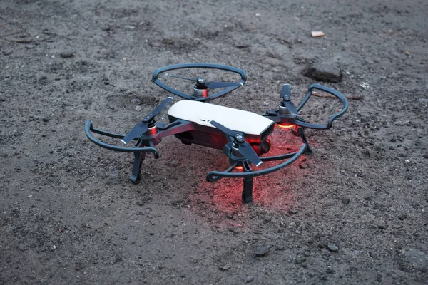 A drone with a red backlight is preparing for takeoff — Stock Photo, Image