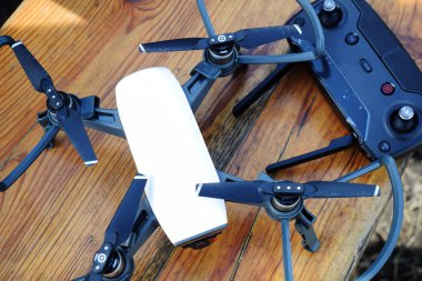 Ahşap arka plan dron ve kontrol paneli