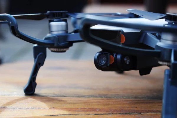 Drone su uno sfondo di legno — Foto Stock