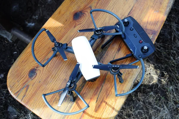 Drone e painel de controle em fundo de madeira — Fotografia de Stock