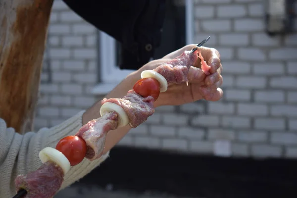 Férfi kézi húrok sertéshús nyárson — Stock Fotó