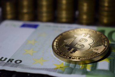 Madeni para fiziksel altın Bitcoin Btc yeşil banknot, altın sikke arka plan üzerinde.