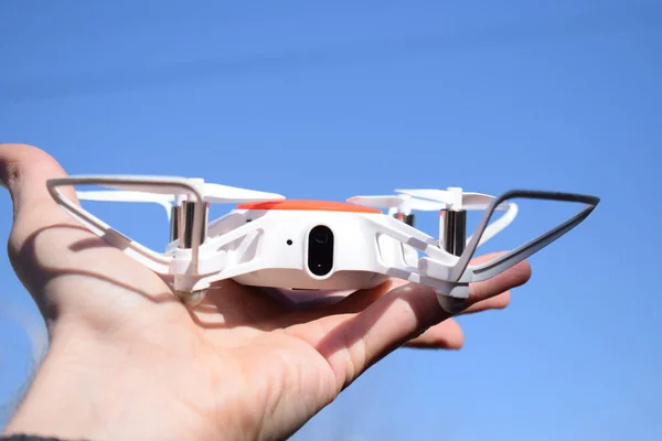 DRONY do rukou osoby. Nové technologie v aero focení. — Stock fotografie