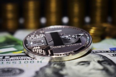 Madeni para fiziksel Litecoin Ltc, banknot ve altın sikke arka plan.