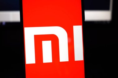 Ukrayna, Kremenchug - Mart, 2019: Xiaomi Mi logo üstünde belgili tanımlık telefon perde
