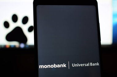 Ukrayna, Kremenchug - Mart, 2019: Monobank evrensel banka logo üstünde belgili tanımlık telefon perde