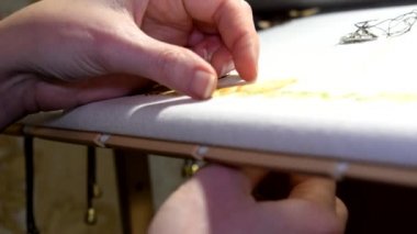 Beyaz kumaşta kadın çapraz dikiş. Nakış yakın.